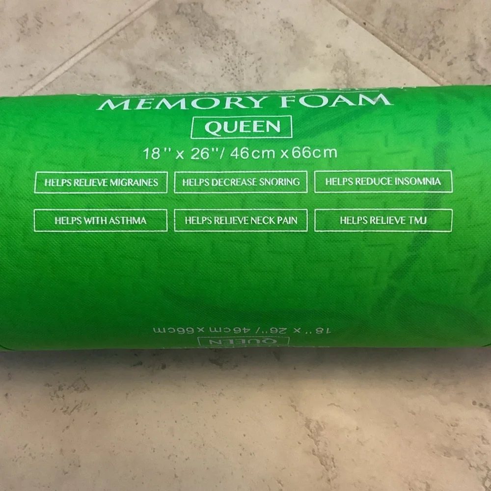 Cool Bamboo Memory Foam Queen Pillow with green cover. 18 x 26 NWT
